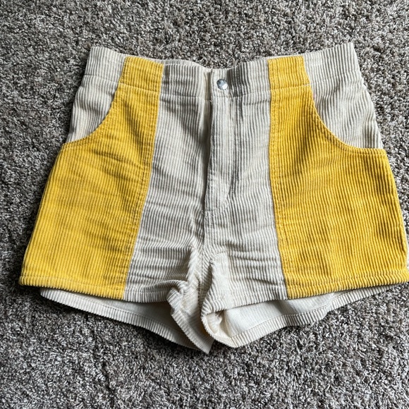 Urban Outfitters Pants - Urban Outfitters Cordoury Shorts in Sz 26 in gently used condition